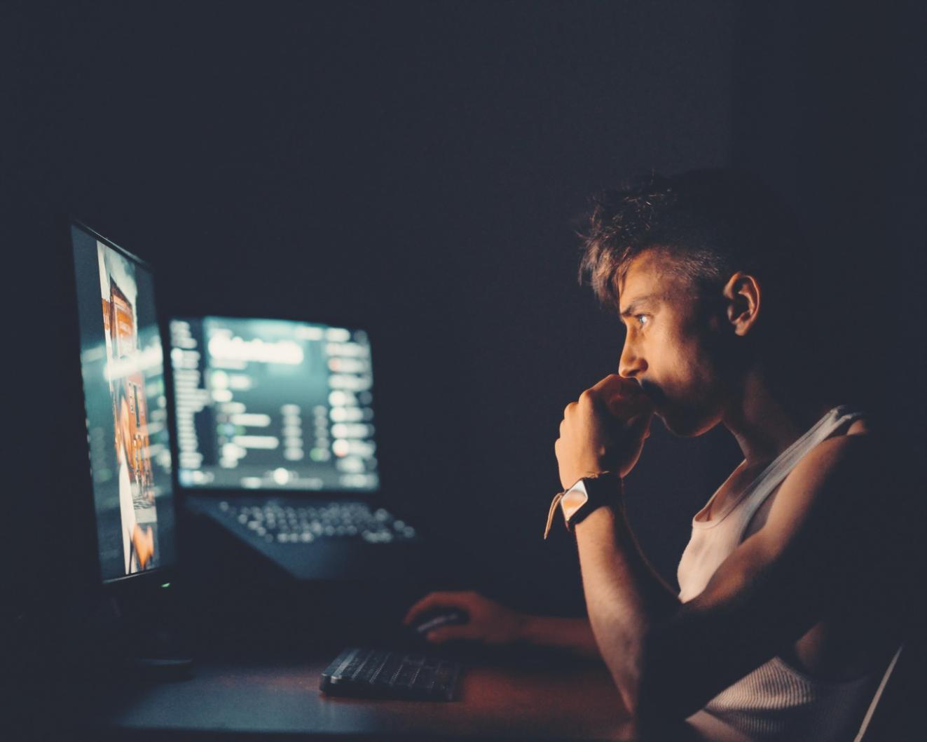 Profesioniști lucrând în echipă la strategii financiare